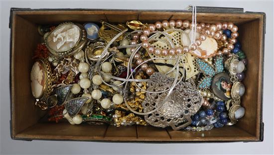 An Arts & Crafts box of mixed costume jewellery